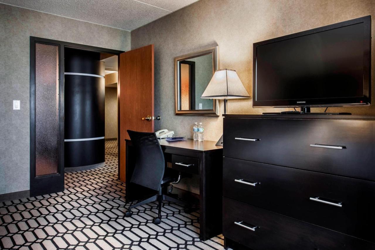 Delta Hotels By Marriott Fargo Exterior photo